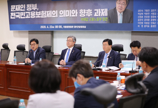 우원식 민평련 대표의원이 23일 국회 의원회관에서 열린 이재갑 고용노동부 장관 초청 현안 간담회 '문재인 정부, 전국민고용보험제의 의미와 향후과제'에 참석해 인사말을 하고 있다. 연합뉴스